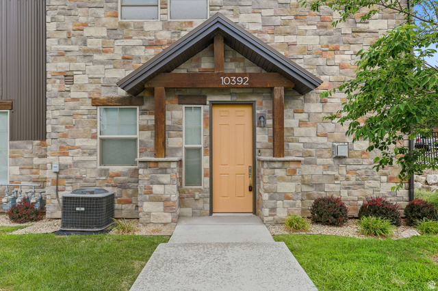 10392 S BEETDIGGER BLVD, Sandy UT 84070