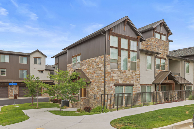 10392 S BEETDIGGER BLVD, Sandy UT 84070