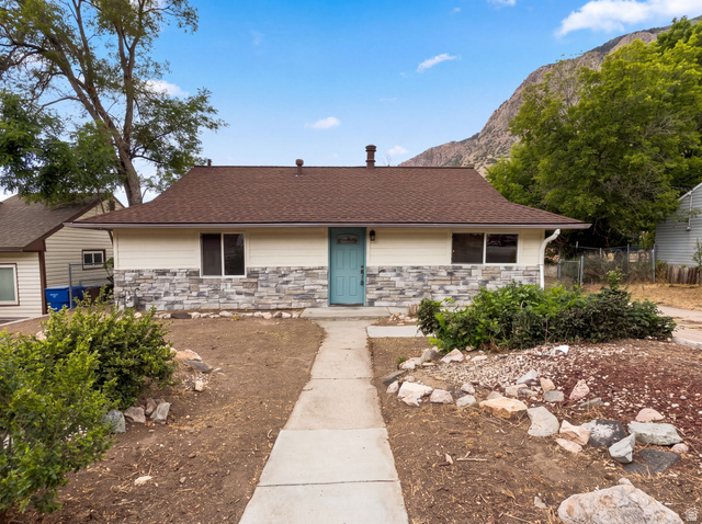 1346  Harrop St
                     MLS #2174244