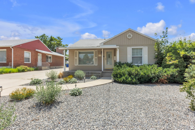 938 E Elgin Ave
                     MLS #2175033