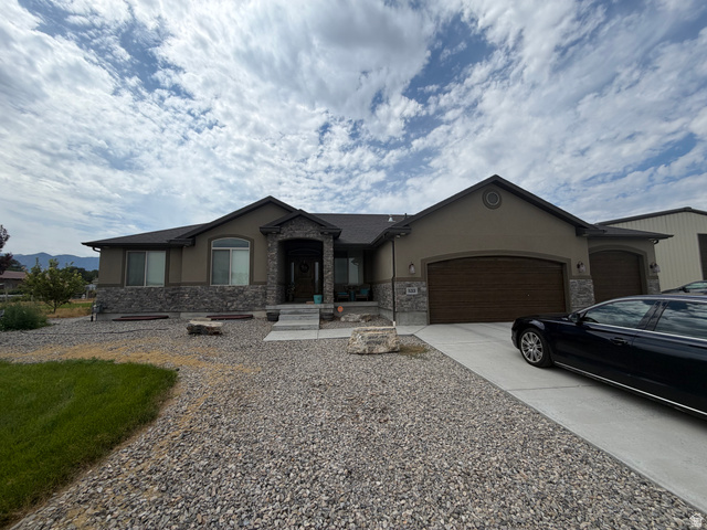 533 W Moonlight Dr
                     MLS #2175225