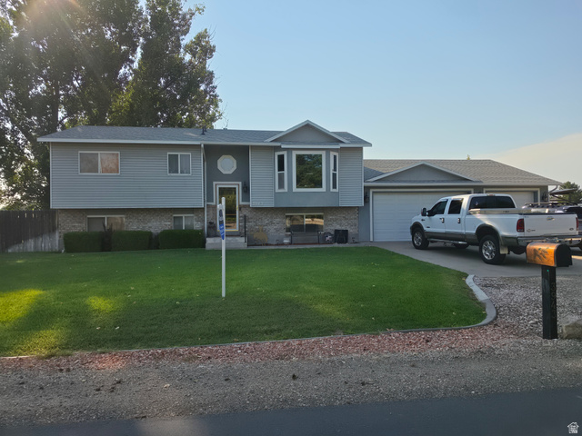 3943 S White Rail Ln
                     MLS #2176268