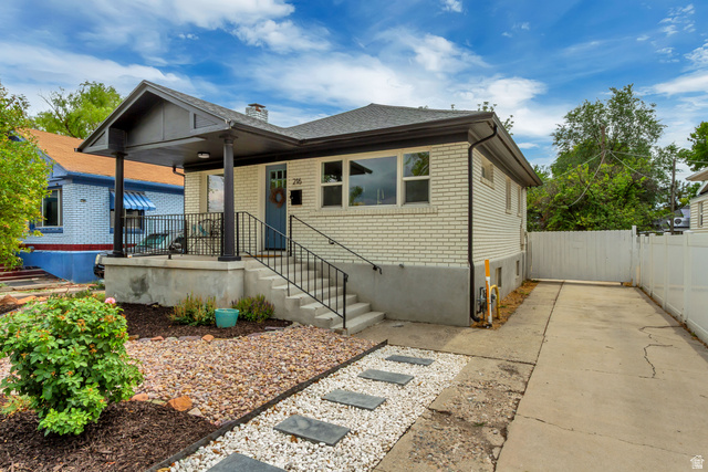 216 E Whitlock Ave
                     MLS #2178318
