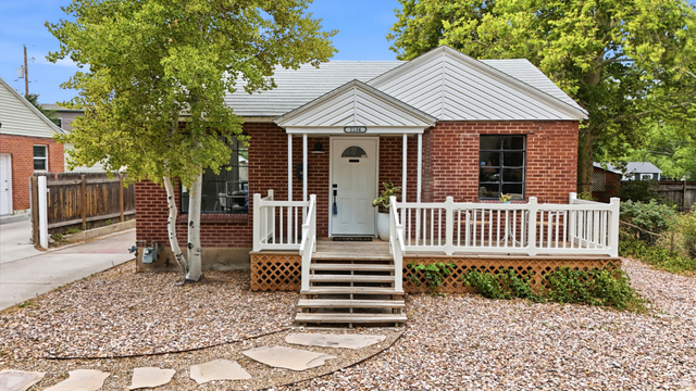 1134 E LORRAINE DR