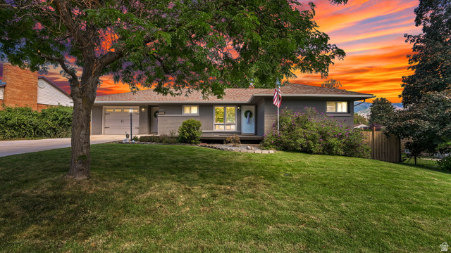 1376 E Kingston Dr
                     MLS #2182498
