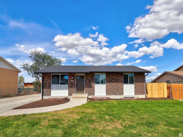 7222 W Gardenia Ave
                     MLS #2182807