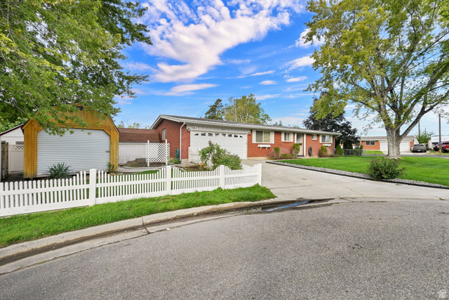 327  Park Pl
                     MLS #2185200