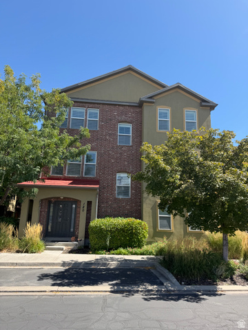 180 W Barry Links Way