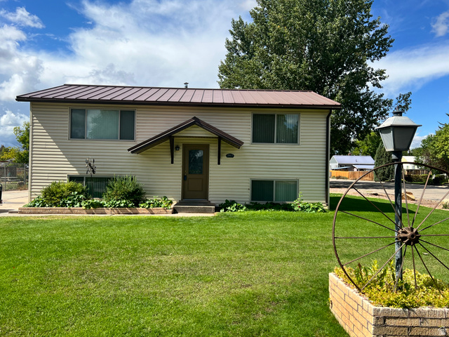 400 S Roosevelt Cir
                     MLS #2186569