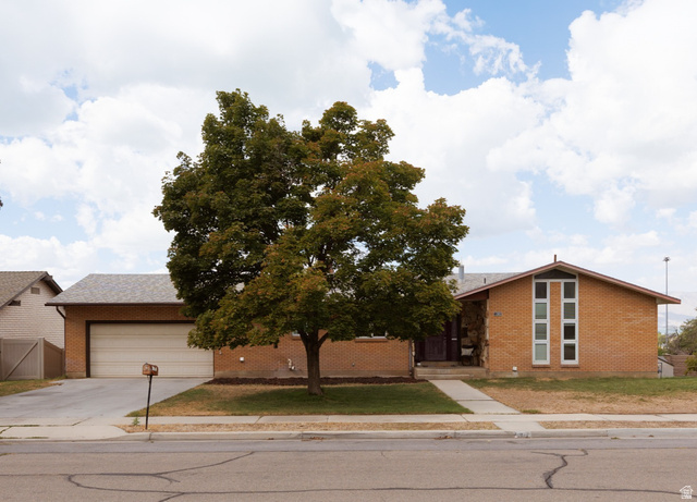 1303 N Lakeview Dr
                     MLS #2186603