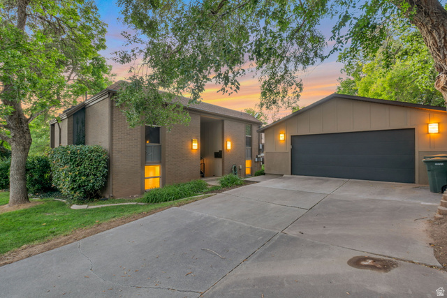 1833 S Paschal Cir E