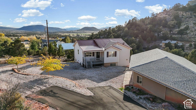 328 E HILLCREST CIR