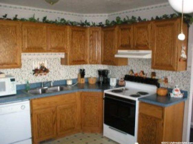 137 W 1980 S, Clearfield, UT 84015 — photo 2