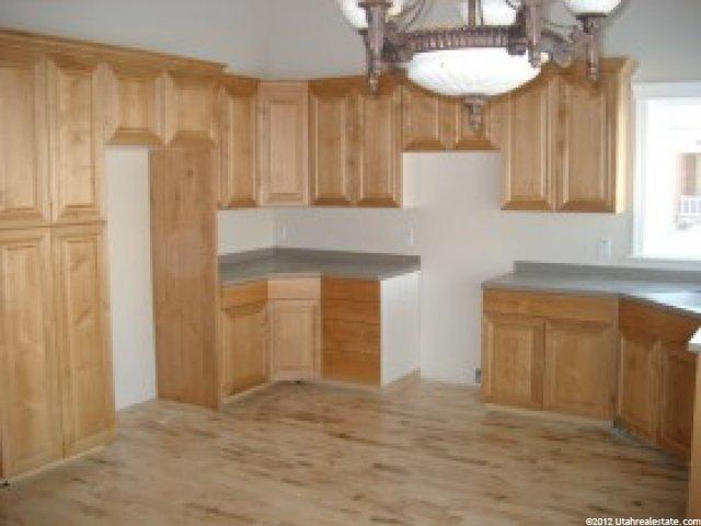 931 Village Square Rd, Centerville, UT 84014 — photo 2