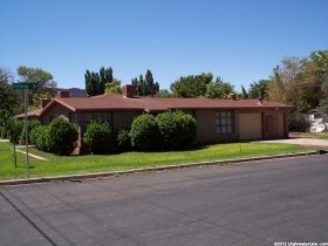 401 N Cliffview Dr, Moab, UT 84532 — photo 2