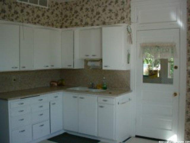 586 S 600 E, River Heights, UT 84321 — photo 4