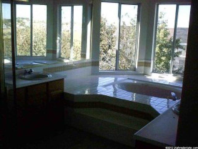 2105 N Sunset Dr E, Layton, UT 84040 — photo 2