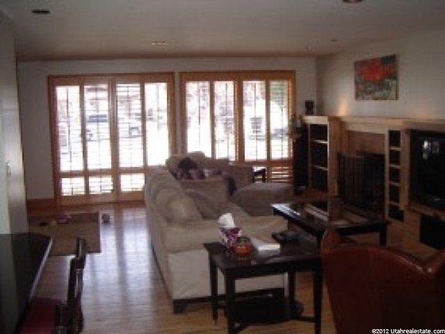 8686 Tracy Dr, Sandy, UT 84093 — photo 2