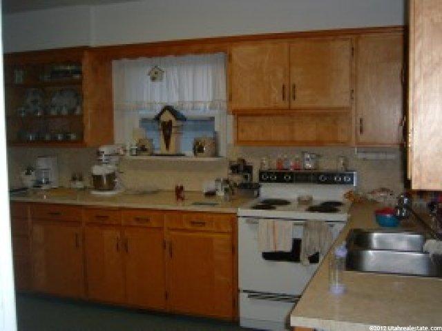 424 S Tremont St, Tremonton, UT 84337 — photo 2
