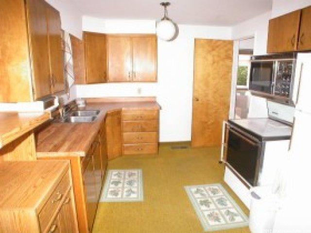 215 N Terrace Dr, Clearfield, UT 84015 — photo 2