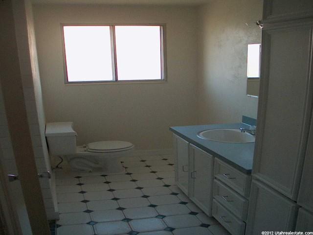 320 N Bruce St E, Clearfield, UT 84015 — photo 4