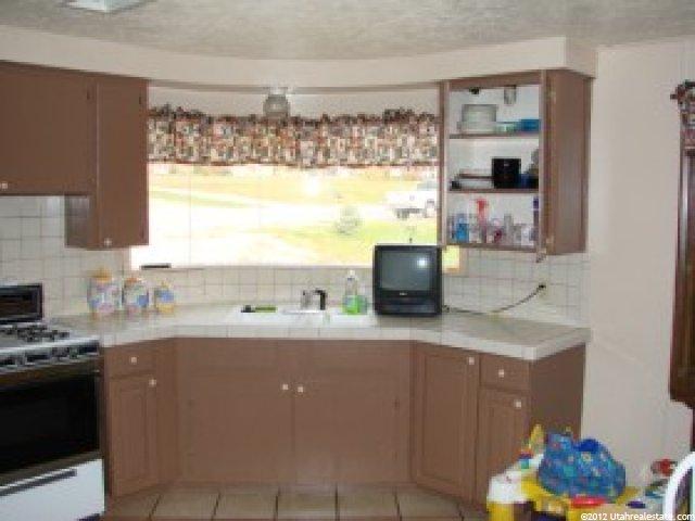 670 E Antelope Dr, Layton, UT 84041 — photo 9