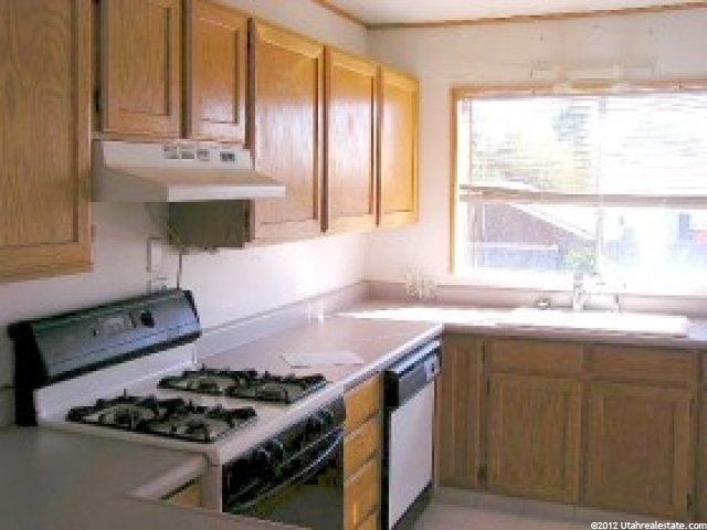 236 N Lakeview Dr, Clearfield, UT 84015 — photo 2