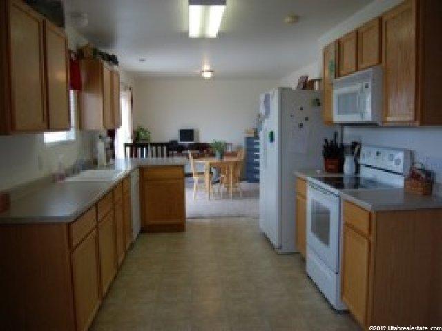 390 S Wellington Dr W, Kaysville, UT 84037 — photo 5