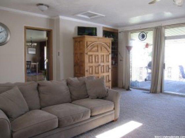 127 E Oakridge Dr, Bountiful, UT 84010 — photo 2