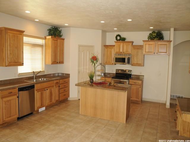 296 E Red Leaf Dr, Draper, UT 84020 — photo 2
