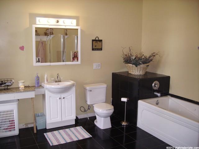 156 E Main St, Hyrum, UT 84319 — photo 9