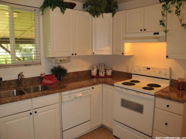 9307 S Sneddon Dr, Sandy, UT 84070 — photo 2