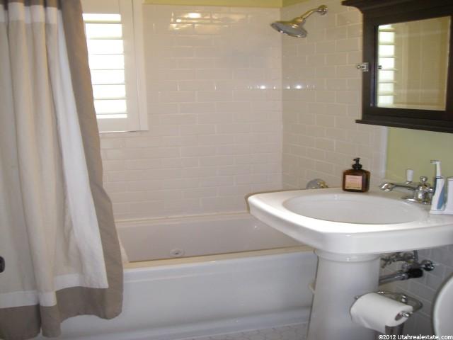 3074 S Hawthorne Ave E, Ogden, UT 84403 — photo 2