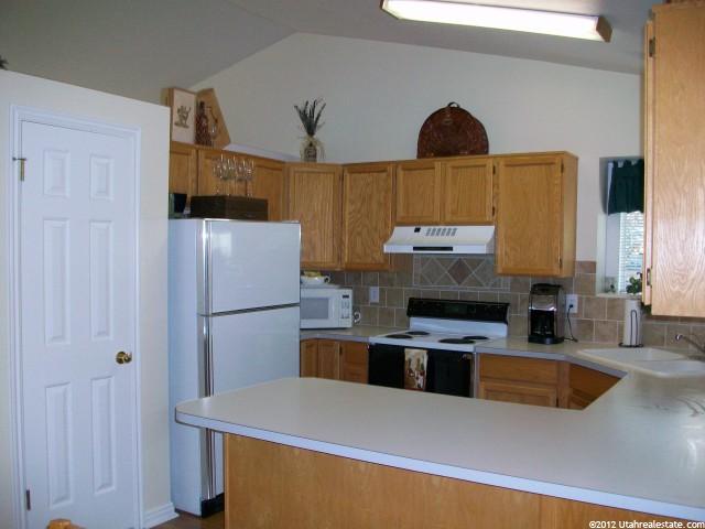 586 S 875 E, Layton, UT 84041 — photo 3