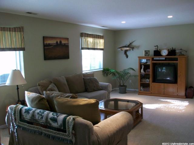 586 S 875 E, Layton, UT 84041 — photo 5