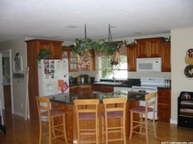 571 W Chase Ln, Centerville, UT 84014 — photo 2