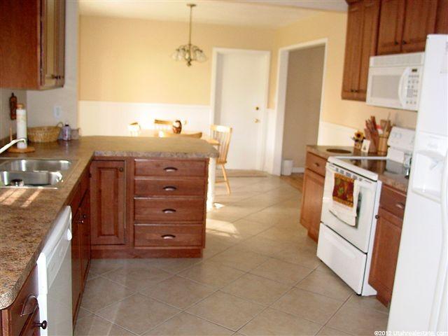 270 E Brentwood Cir, Bountiful, UT 84010 — photo 3