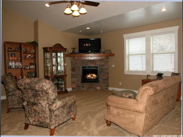 1240 S Grandview Dr, Providence, UT 84332 — photo 2