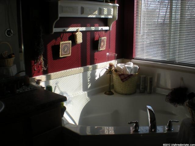 563 W 2350 N, Layton, UT 84041 — photo 8