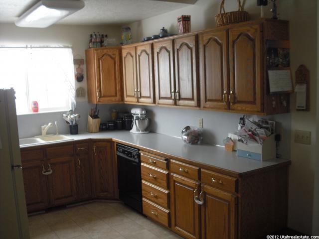 621 W 950 N, Clinton, UT 84015 — photo 2