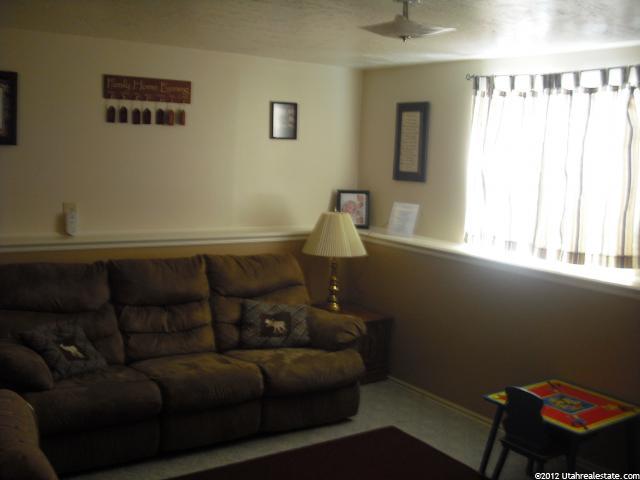 621 W 950 N, Clinton, UT 84015 — photo 8