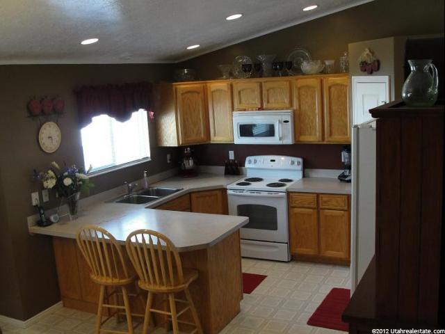 869 W 1930 N, Clinton, UT 84015 — photo 3