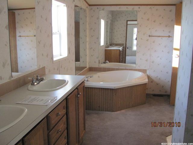 689 E 5000 S, Myton, UT 84052 — photo 5