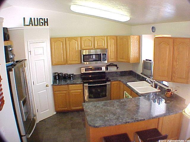 672 W Kit Carson Cir, Centerville, UT 84014 — photo 2
