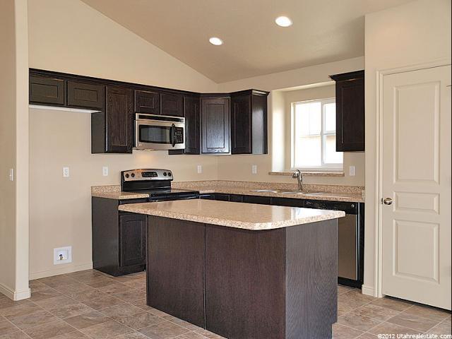 906 E Sam Cir S, Clearfield, UT 84015 — photo 4