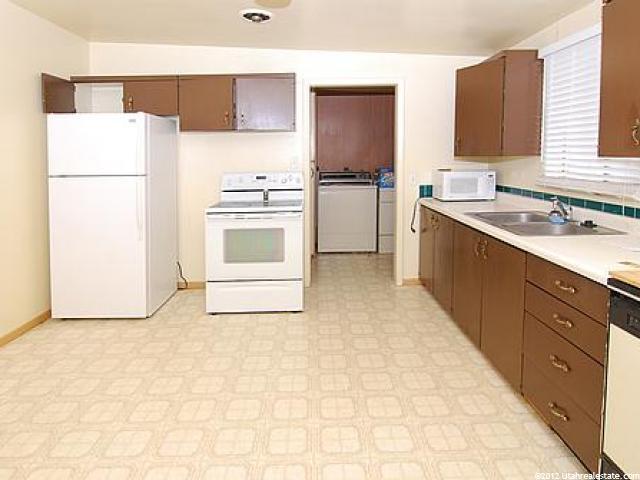 320 N Barlow St W, Clearfield, UT 84015 — photo 2