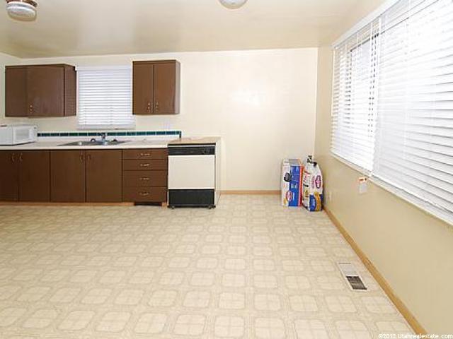 320 N Barlow St W, Clearfield, UT 84015 — photo 4
