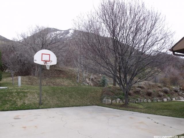712 N Hillside Dr E, Centerville, UT 84014 — photo 9