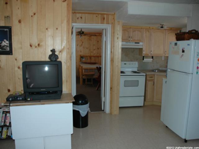 30 S Oak St, Mount Carmel, UT 84755 — photo 2