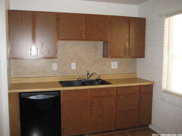 18 S Airlane Dr E, Clearfield, UT 84015 — photo 2